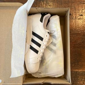 Adidas brand new superstar women’s size 8 never worn sneakers